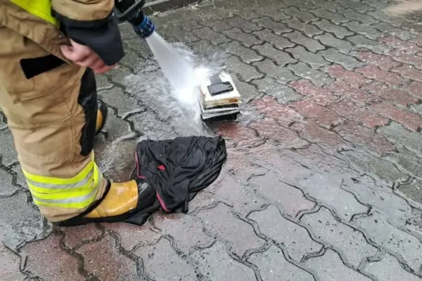 Pożar akumulatora i kolizja w Kiszkowie – interwencja strażaków