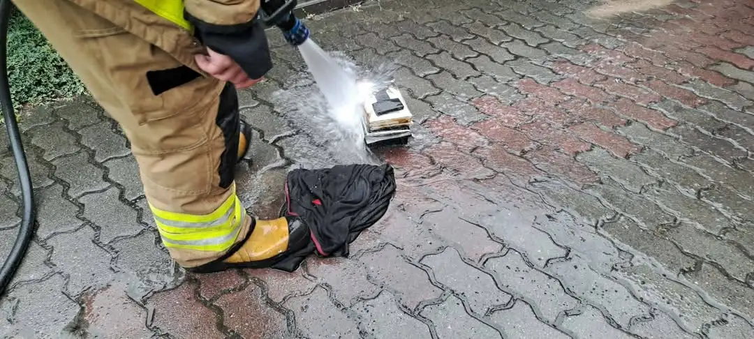 Pożar akumulatora i kolizja w Kiszkowie – interwencja strażaków
