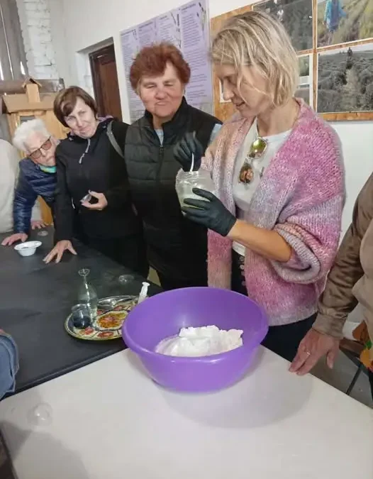 Seniorzy z Gminy Gniezno na lawendowych warsztatach w Pakszynie