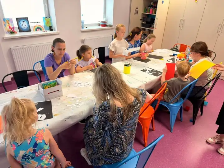 Warsztaty plastyczne dla dzieci w MOK Gniezno – rakietowe laurki na Dzień Ojca