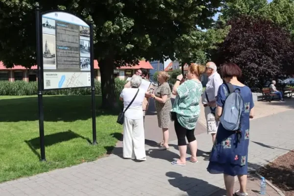 Spacer „Trzemeszno – miasto siedmiu placów” przyciągnął tłumy mimo upału