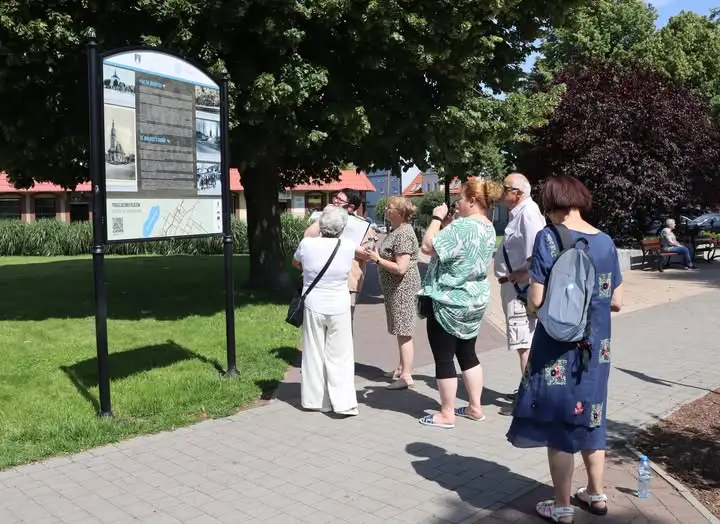 Spacer „Trzemeszno – miasto siedmiu placów” przyciągnął tłumy mimo upału