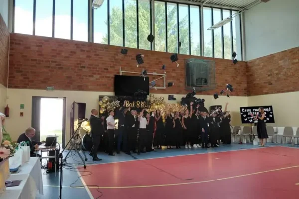 Pożegnanie klas ósmych w Szkole Podstawowej – wzruszająca uroczystość i bal