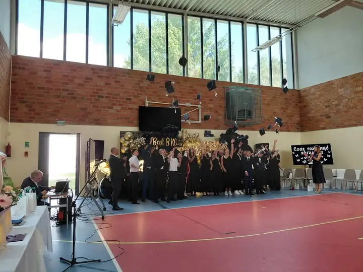 Pożegnanie klas ósmych w Szkole Podstawowej – wzruszająca uroczystość i bal