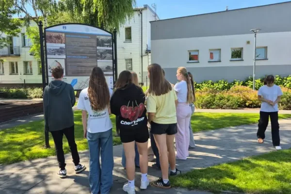 Edukacyjny spacer śladami historii Trzemeszna – lekcje w plenerze na zakończenie roku szkolnego