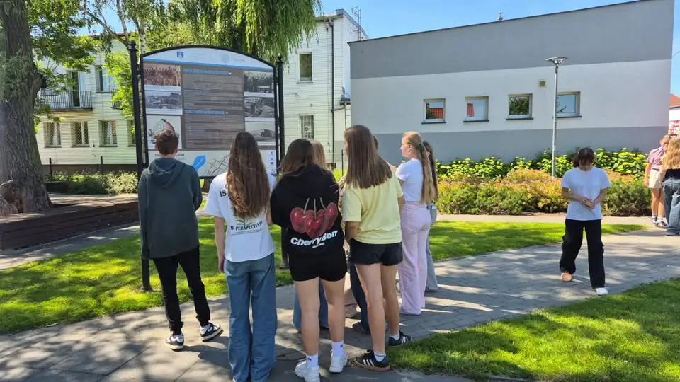 Edukacyjny spacer śladami historii Trzemeszna – lekcje w plenerze na zakończenie roku szkolnego