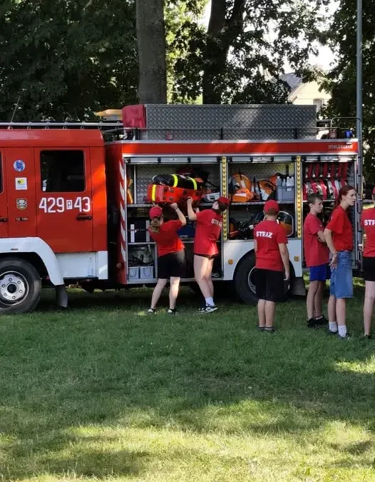 Młodzieżowa Drużyna Pożarnicza szkolona przez strażaka z PSP Poznań