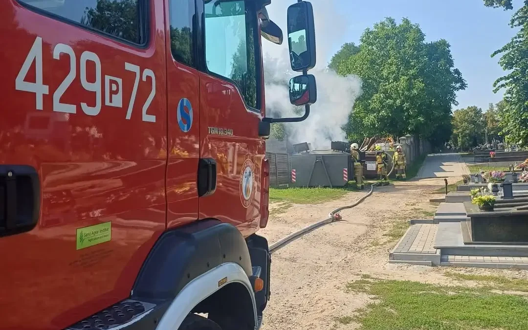 Pożar kontenera na śmieci na cmentarzu w Trzemesznie