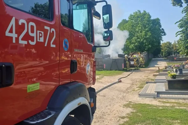 Pożar kontenera na śmieci na cmentarzu w Trzemesznie