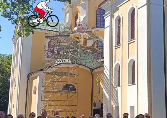 Rowerzyści w 40-stopniowym upale zwiedzali Trzemeszno