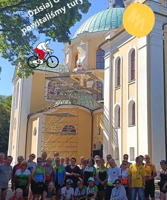 Rowerzyści w 40-stopniowym upale zwiedzali Trzemeszno