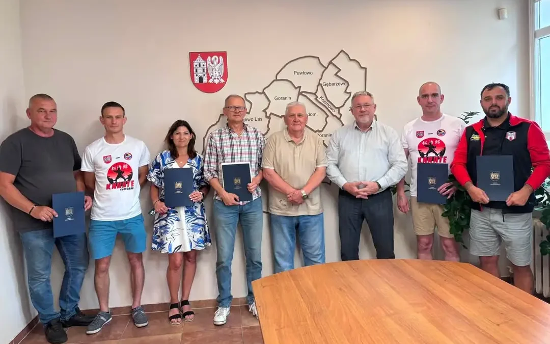 Burmistrz Czerniejewa wręczył dotacje na wakacyjny wypoczynek dzieci i młodzieży
