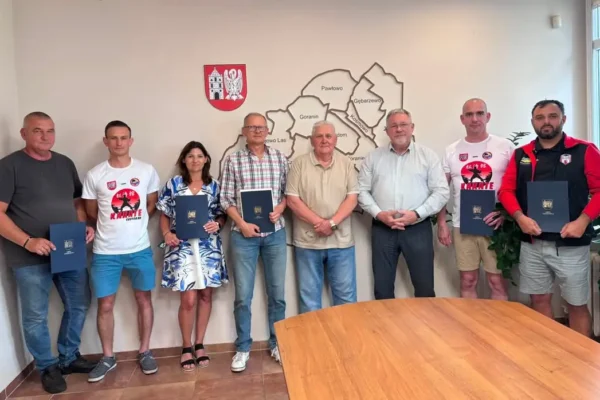 Burmistrz Czerniejewa wręczył dotacje na wakacyjny wypoczynek dzieci i młodzieży