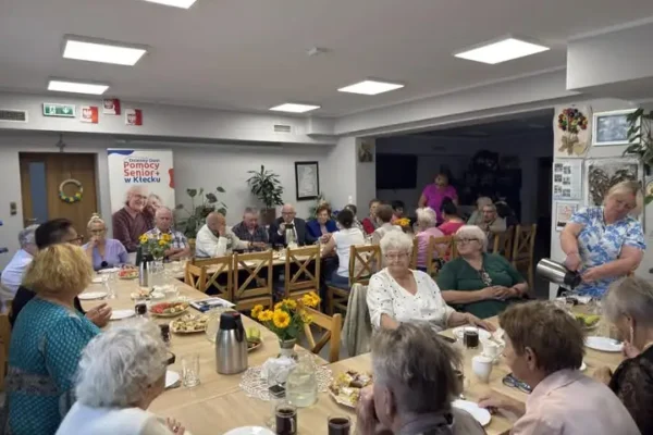 Burmistrz Kłecka z wizytą u seniorów w Dziennym Domu Pomocy