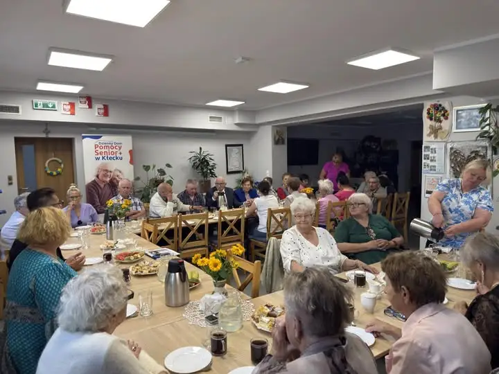 Burmistrz Kłecka z wizytą u seniorów w Dziennym Domu Pomocy