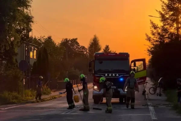 Interwencja OSP Mieleszyn: usuwanie plamy oleju