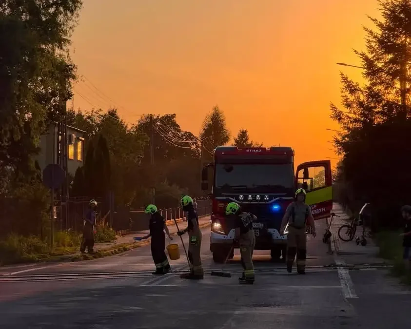 Interwencja OSP Mieleszyn: usuwanie plamy oleju