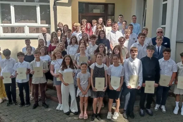 Uczniowie z Czerniejewa i Żydowa otrzymali stypendia za wyniki w nauce, sporcie i sztuce