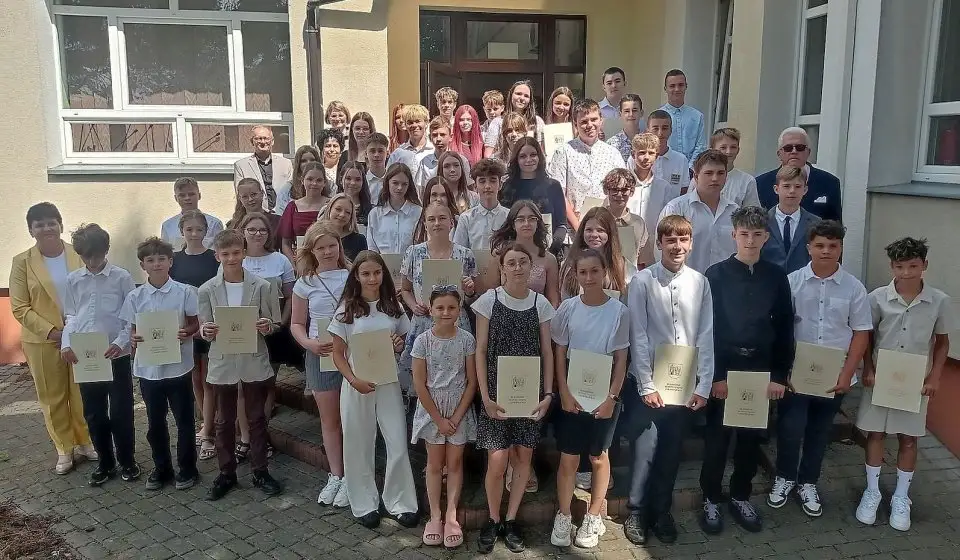 Uczniowie z Czerniejewa i Żydowa otrzymali stypendia za wyniki w nauce, sporcie i sztuce
