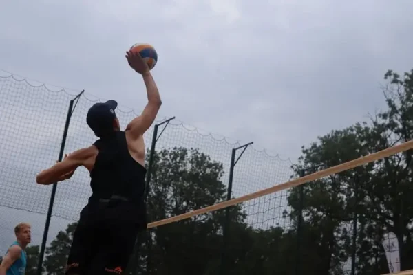 Finał siatkarskich turniejów w Wydartowie: emocje, deszcz i sportowa rywalizacja