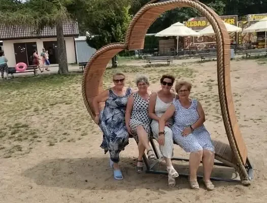Seniorzy z Trzemeszna na letnim wyjeździe w Skorzęcinie