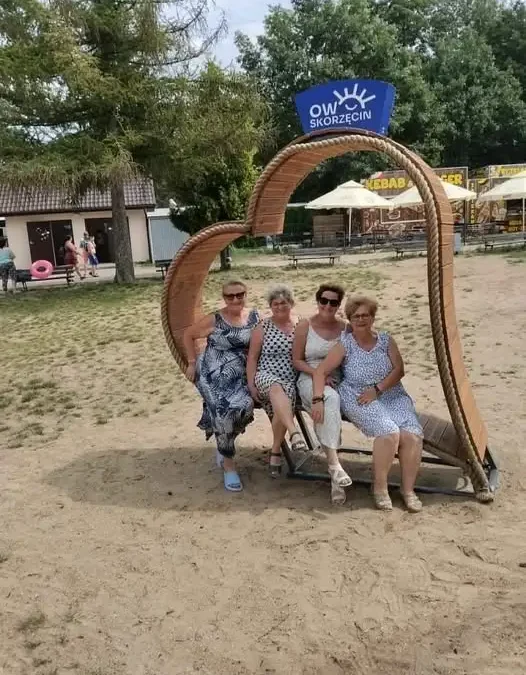Seniorzy z Trzemeszna na letnim wyjeździe w Skorzęcinie