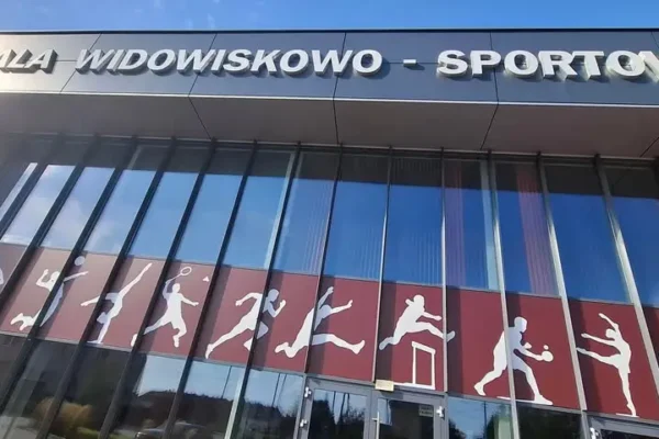 Hala w Czerniejewie z nową grafiką na oknach – nowoczesny wygląd i zaproszenie do aktywności