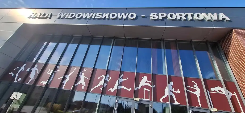 Hala w Czerniejewie z nową grafiką na oknach – nowoczesny wygląd i zaproszenie do aktywności