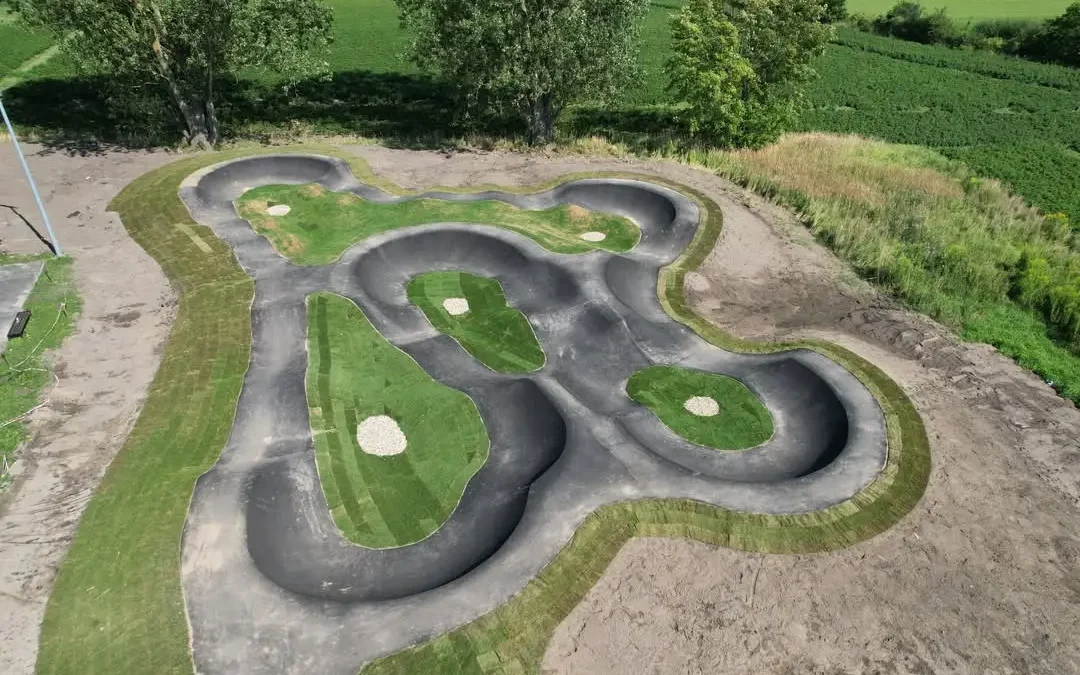 Apel gminy Czerniejewo: pumptrack w budowie – prosimy o niewchodzenie na teren obiektu