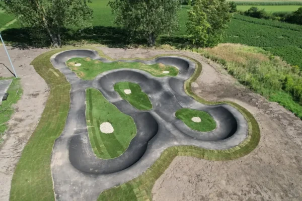 Apel gminy Czerniejewo: pumptrack w budowie – prosimy o niewchodzenie na teren obiektu