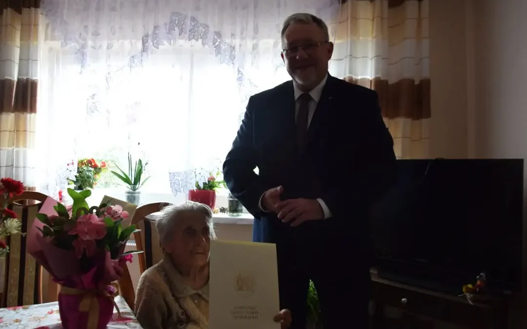 Burmistrz Czerniejewa z wizytą u 90-latek ze Szczytnik Czerniejewskich