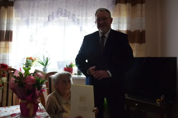 Burmistrz Czerniejewa z wizytą u 90-latek ze Szczytnik Czerniejewskich