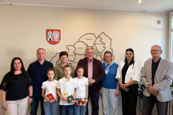 Burmistrz Czerniejewa spotkał się z trojaczkami z Żydowa przed startem roku szkolnego