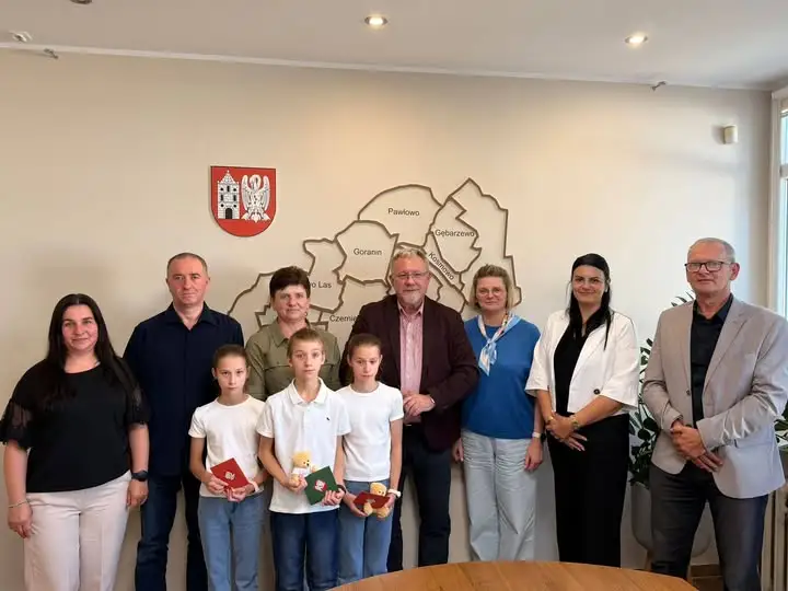 Burmistrz Czerniejewa spotkał się z trojaczkami z Żydowa przed startem roku szkolnego