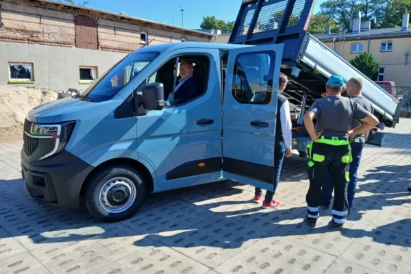 Gmina Czerniejewo inwestuje w nowy samochód dostawczy dla zaplecza komunalnego