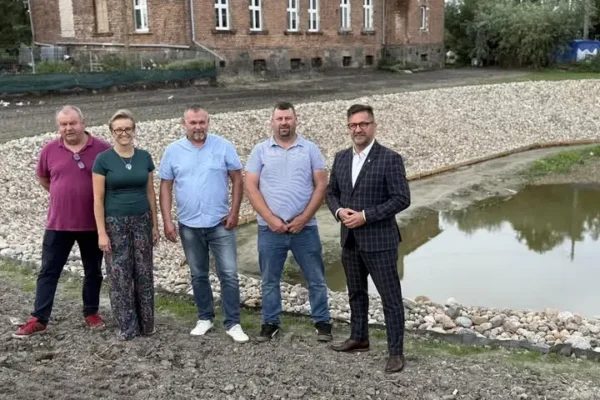 Oficjalnie odebrano rewitalizację stawu w Świniarach
