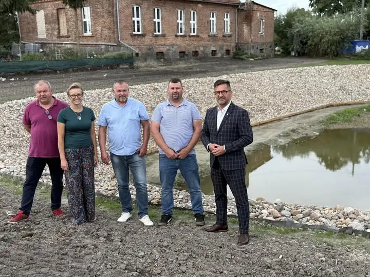 Oficjalnie odebrano rewitalizację stawu w Świniarach
