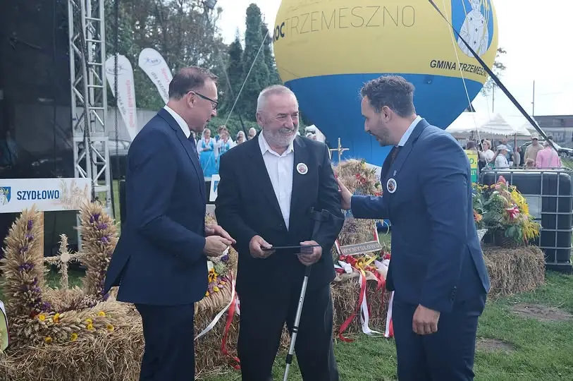 Dożynki Gminne w Niewolnie: podziękowania dla rolników i wyróżnienia dla lokalnych liderów