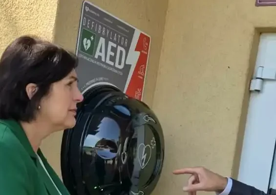Nowy defibrylator AED w szkole w Goślinowie – gmina Gniezno stawia na bezpieczeństwo