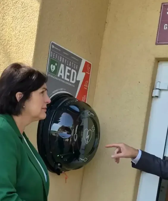 Nowy defibrylator AED w szkole w Goślinowie – gmina Gniezno stawia na bezpieczeństwo