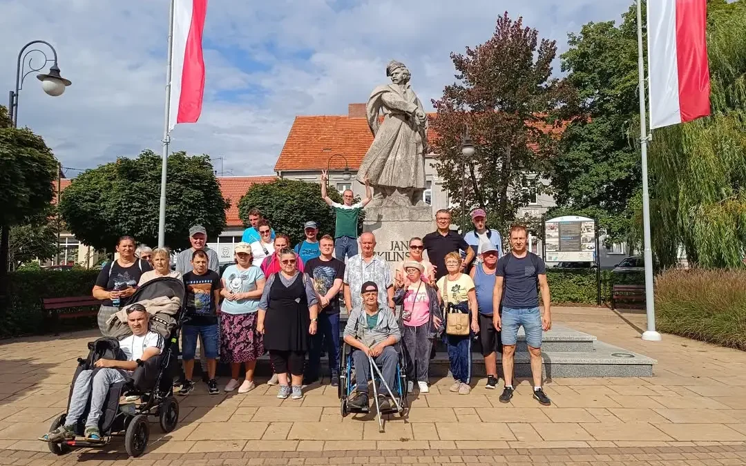 Goście z Janikowa zwiedzali Trzemeszno z przewodnikiem
