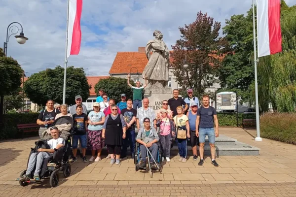 Goście z Janikowa zwiedzali Trzemeszno z przewodnikiem
