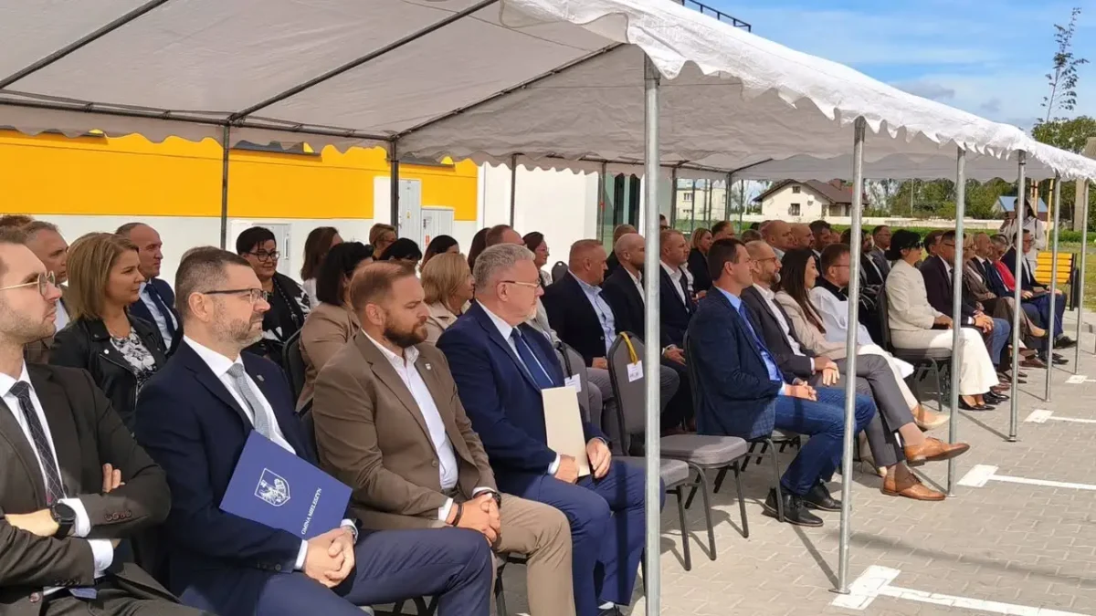 Burmistrz Czerniejewa na uroczystym zakończeniu budowy mieszkań w Kłecku