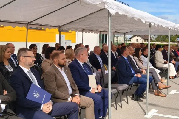 Burmistrz Czerniejewa na uroczystym zakończeniu budowy mieszkań w Kłecku