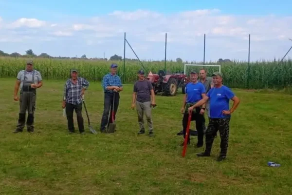 Pakszyn: mieszkańcy wspólnie budują nową przestrzeń przy świetlicy wiejskiej