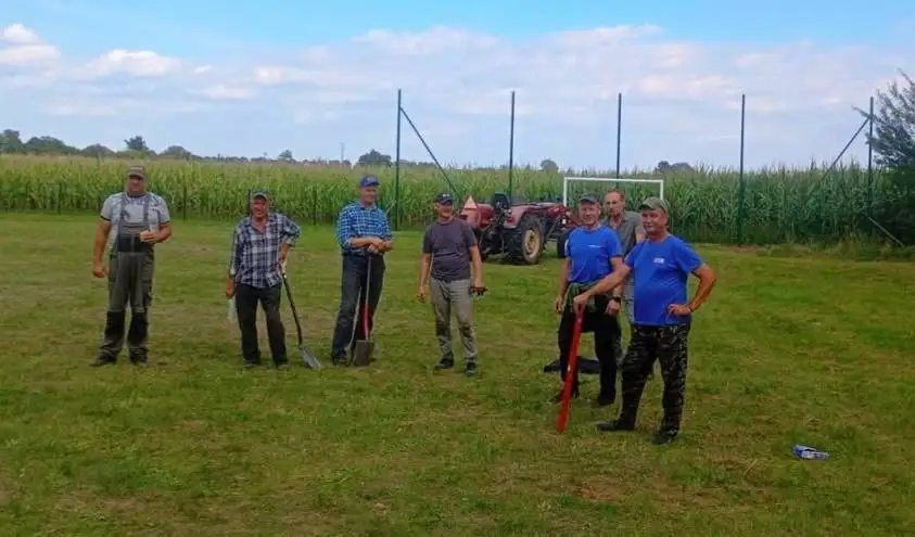 Pakszyn: mieszkańcy wspólnie budują nową przestrzeń przy świetlicy wiejskiej