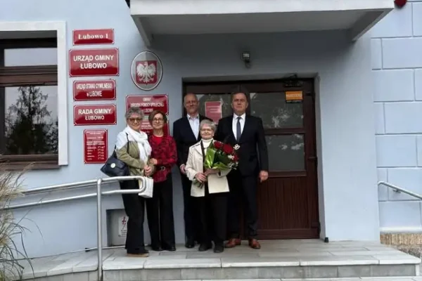 Pani Irena Brzezińska świętowała 90. urodziny w Urzędzie Gminy Łubowo