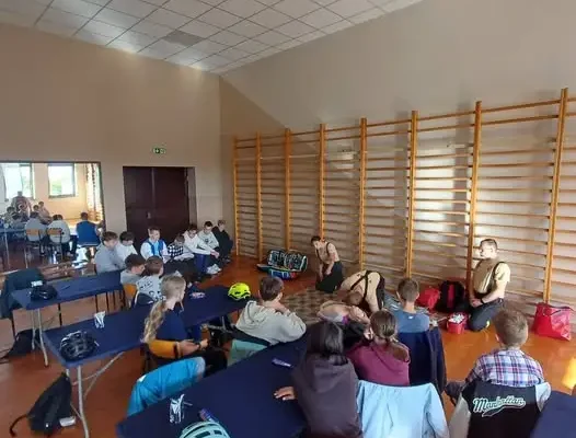Strażacy z OSP Trzemeszno uczyli młodzież pierwszej pomocy podczas konkursu o ruchu drogowym