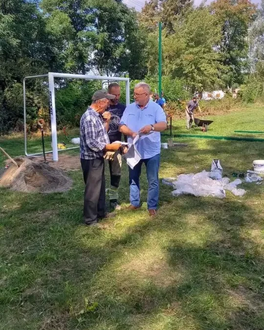 Pakszyn: mieszkańcy wspólnie budują nową przestrzeń rekreacyjną przy świetlicy