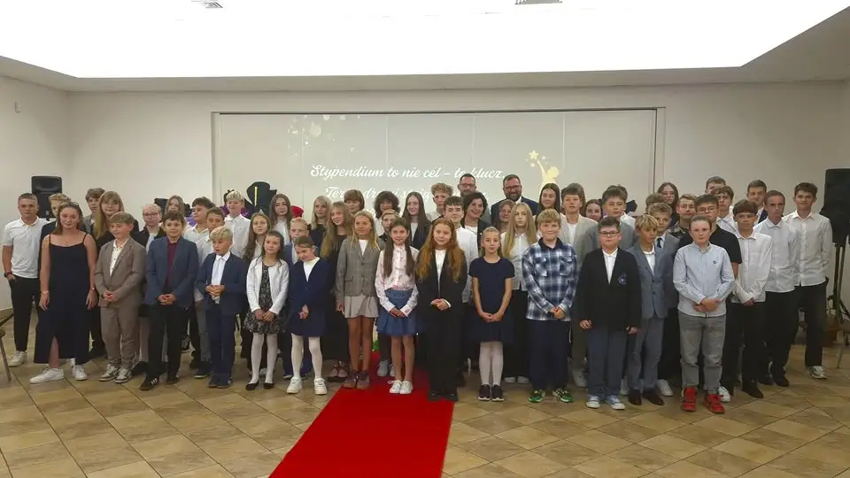 Gmina Gniezno nagrodziła 56 najzdolniejszych uczniów podczas Gali Stypendystów w Piekarach